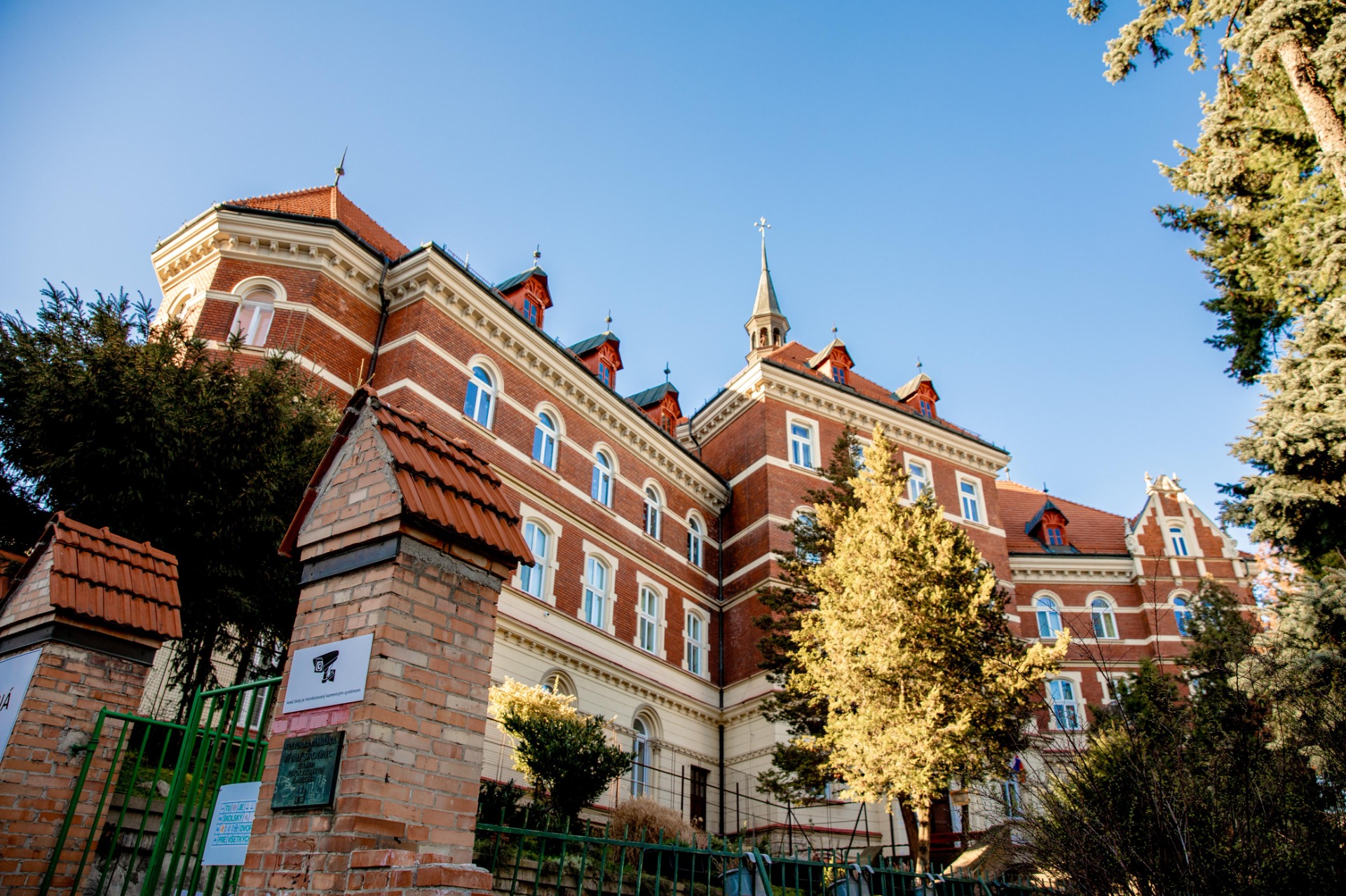 Základná škola s materskou školou, Hlboká cesta 4 v Bratislave